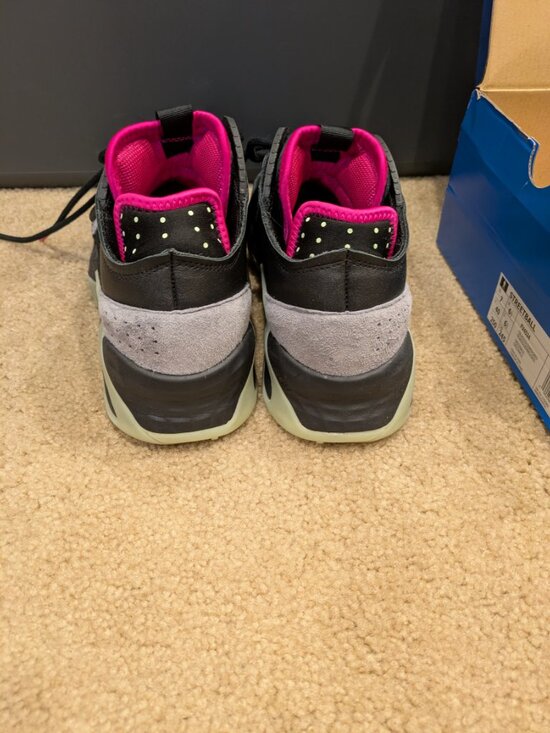 Athletic_Shoes